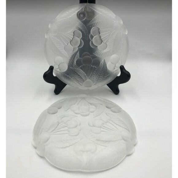 Vintage Frosted Glass Salad Plates Dinnerware Fruit Design Set of 2 Scalloped - Picture 3 of 10